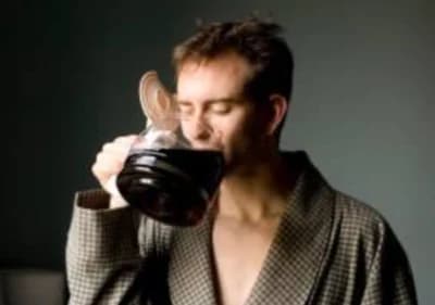 homme qui boit beaucoup de cafe